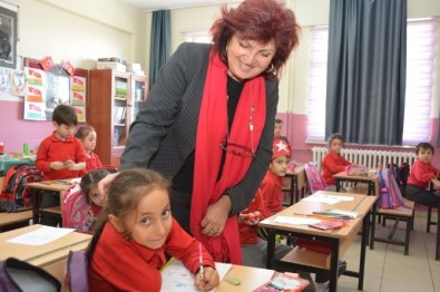 Süleymanpaşa Belediyesi Çocukların Haklarını Öğrenmesi İçin Kitap Dağıttı