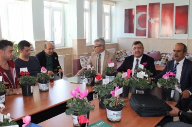 Başkan Akdoğan Öğretmenlere Çiçek Hediye Etti