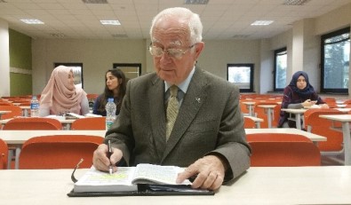 Emekli Öğretmen 79 Yaşında Hukuk Fakültesi'nde Okuyor