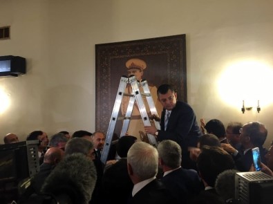 TBMM'de Muhalefet Kulisindeki Atatürk Resmi Yerine Asıldı