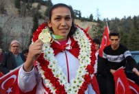 İŞÇİ EMEKLİSİ - Elif'e Memleketinde Coşkulu Karşılama