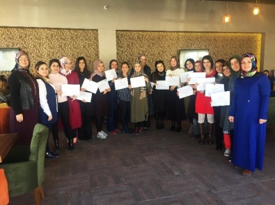 Pursaklar'da 18 Kadın Hızlı Yazma Sertifikası Aldı