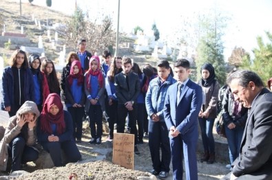 Seydişehir Belediyesi Gençlik Meclisi'nden Trafik Kazasında Hayatını Kaybeden Öğretmenin Mezarına Ziyaret