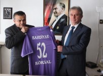 Taraftardan İş Adamına Forma Hediyesi