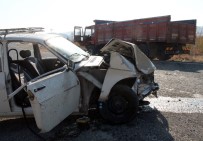 KAMYON ŞOFÖRÜ - 17 Yaşındaki Gencin Kullandığı Otomobil, Kamyonla Çarpıştı Açıklaması 2 Ağır Yaralı