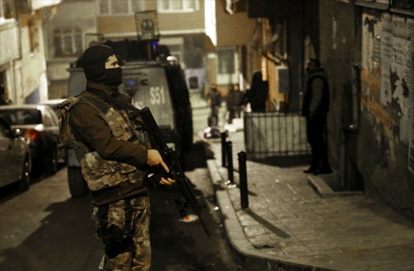 İstanbul'da silah sesleri Polisle çatıştılar