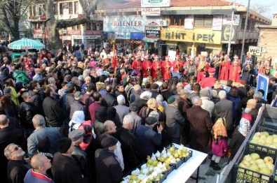 Bursa'da Bedava Armut İzdihamı
