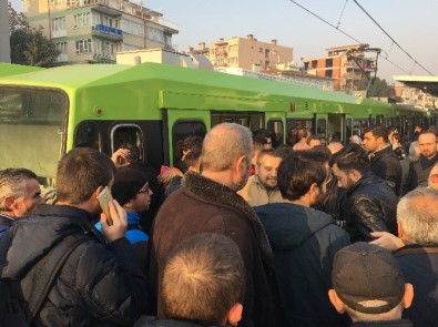 Bursa'da Metro Yolda Kaldı, Sınav Ve İşe Geç Kalan Vatandaşlar İsyan Etti