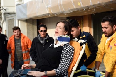 Beyoğlu'nda 3 Araç Birbirine Girdi, Hamile Kadın Ve Eşi Yaralandı