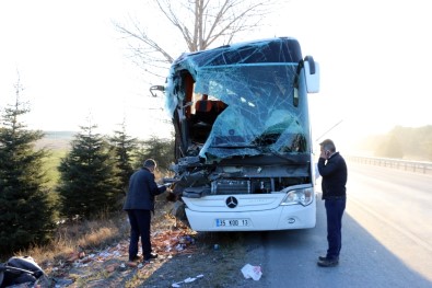 Yolcu Otobüsü Kamyonla Çarpıştı Açıklaması 13 Yaralı