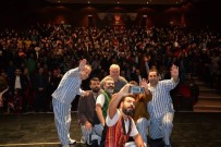 KEMAL KURUÇAY - 11.Uluslararası Bilecik Tiyatro Festivalinde ''Pijamalı Adamlar'' Adlı Oyun İzleyiciyle Buluştu