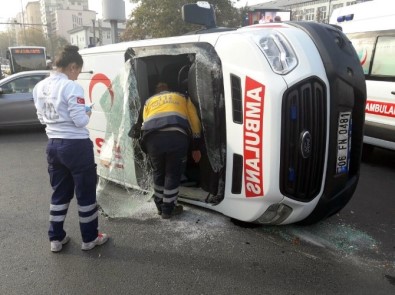 Ambulans ile kamyonet çarpıştı: 2 yaralı
