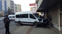 ÖĞRENCİ SERVİSİ - Batman'da Öğrenci Servisi İle Otomobil Çarpıştı Açıklaması 15 Yaralı