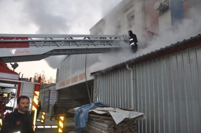 Bursa'da Mobilya İmalathanesinde Korkutan Yangın