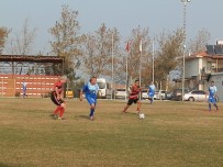 ESKİ FUTBOLCU - Foça Masterler Hazırlık Maçında Sahasında Kazanmasını Bildi