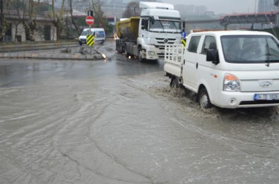 İstanbul'da Yollar Göle Döndü Açıklaması Şantiyeyi Su Bastı