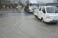 KEMERBURGAZ - İstanbul'da Yollar Göle Döndü Açıklaması Şantiyeyi Su Bastı