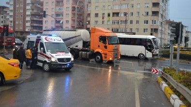 Karamürsel'de Servis Minibüsü İle Otomobil Çarpıştı Açıklaması 6 Yaralı