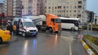 ÖĞRENCİ SERVİSİ - Karamürsel'de Servis Minibüsü İle Otomobil Çarpıştı Açıklaması 6 Yaralı