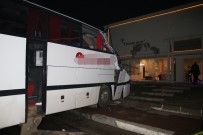 SERVİS OTOBÜSÜ - Otobüs Bebek Mağazasına Girdi Açıklaması 1 Ölü
