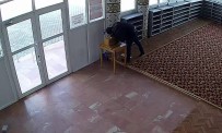SADAKA - Üçüncü Kez Aynı Camiye Giren Hırsız Bu Kez Eli Boş Döndü