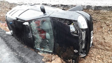 Zonguldak'ta Otomobil Orta Refüje Devrildi Açıklaması 1 Yaralı