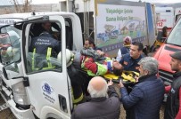 KAYACıK - Çöp Kamyonu Kaza Yaptı Açıklaması 2 Yaralı