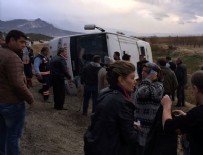 YOLCU MİDİBÜSÜ - Denizli'de yolcu midibüsü devrildi:  2 ölü, 19 yaralı