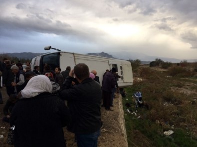 Denizli'de yolcu otobüsü devrildi: 2 ölü, 19 yaralı