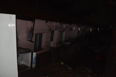 Dikili'de onlarca ev ve iş yerini su bastı