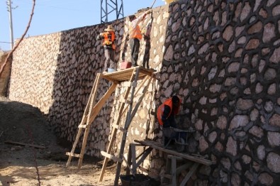 Elazığ Belediyesi'nden 30 Ayda 43 Bin Metre Kare Taş Duvar