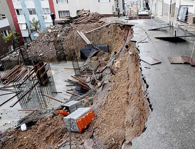 İzmir'de sağanak nedeniyle göçük meydana geldi