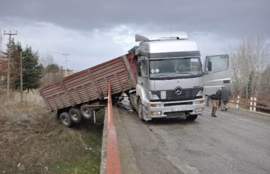 Konya'da İki TIR'ın Çarpıştığı Kaza Ucuz Atlatıldı