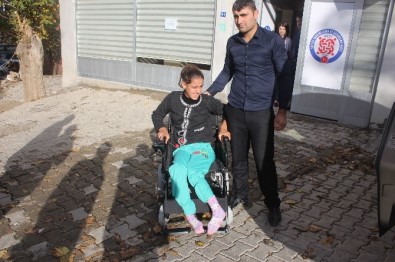 Sason'da Engelli Kıza Akülü Sandalye Hediye Edildi
