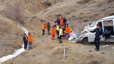 Sivas'ta hafif ticari araç şarampole devrildi: 1 ölü, 6 yaralı