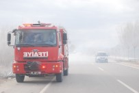 ANIZ YANGINI - Tokat'ta Anız Yangını Sürücülere Zor Anlar Yaşattı