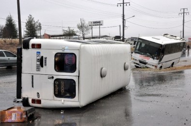 Uşak'ta Servis Araçları Art Arda Kaza Yaptı Açıklaması 13 Yaralı