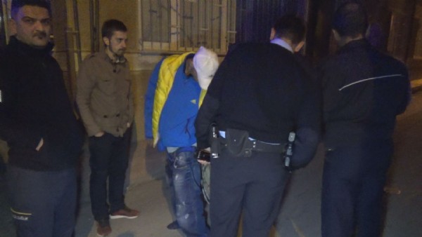 Girmeye çalıştığı evin balkonundan kazığın üzerine düştü