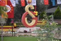 GALATASARAY TARAFTARLAR DERNEĞI - Aydın'da Galatasaray Armasına Saldırı