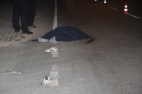 Cadde ortasına yatan vatandaşa otomobil çarptı: 1 ölü
