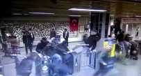 NAPOLI - Napoli taraftarının metroyu birbirine kattığı anlar