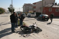 İZZET BAYSAL DEVLET HASTANESI - Otomobile Arkadan Çarpan Motosiklet Sürücüsü Yaralandı