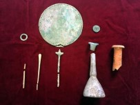 İNSAN KEMİKLERİ - Tarihi Mezardan Ölülere Hediye Olarak Bırakılmış Eserler Çıktı