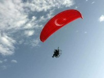 Türk Bayrağıyla 15 Temmuz Şehitleri İçin Anlamlı Uçuş