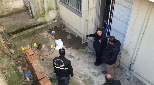 Tuvalette doğurup, balkondan attı!