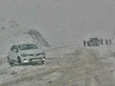 Bingöl'e Kar Yağdı, Araçlar Yolda Kaldı