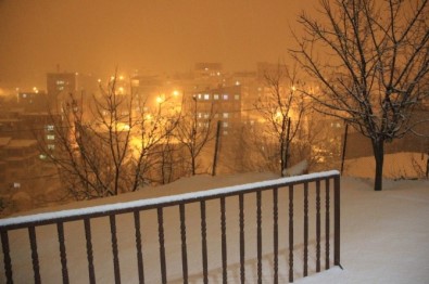 Hakkari'de Kar Kalınlığı 5 Santim Metreye Ulaştı