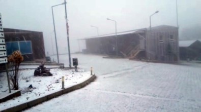 İzmir'e Kar Yağdı, Vatandaşlar Şaşkına Döndü