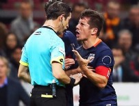 İSTANBUL BAŞAKŞEHİRSPOR - Emre Belözoğlu hakemin üstüne yürüdü!