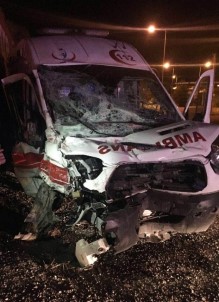 Hasta Taşıyan Ambulans Kaza Yaptı Açıklaması 3 Yaralı